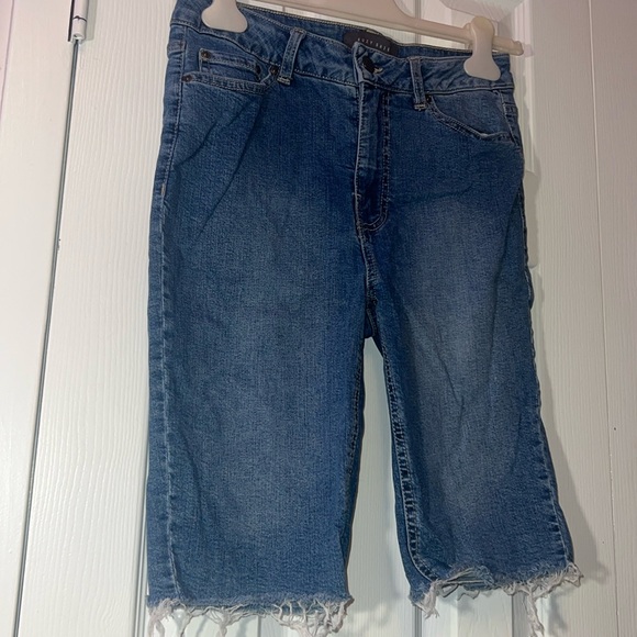 Suzy Shier | Denim Bermuda Frayed Hem Shorts | Size:5 | Womens | BundleNSave - Picture 3 of 6